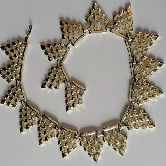 Mod gold-tone geometric cut-out triangles choker necklace - Picture 13 of 14
